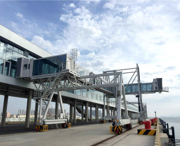 Passenger boarding bridge for seaports